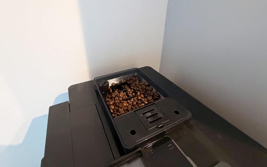 Voorbeeld van een bonenklep controle defecte koffiemachine