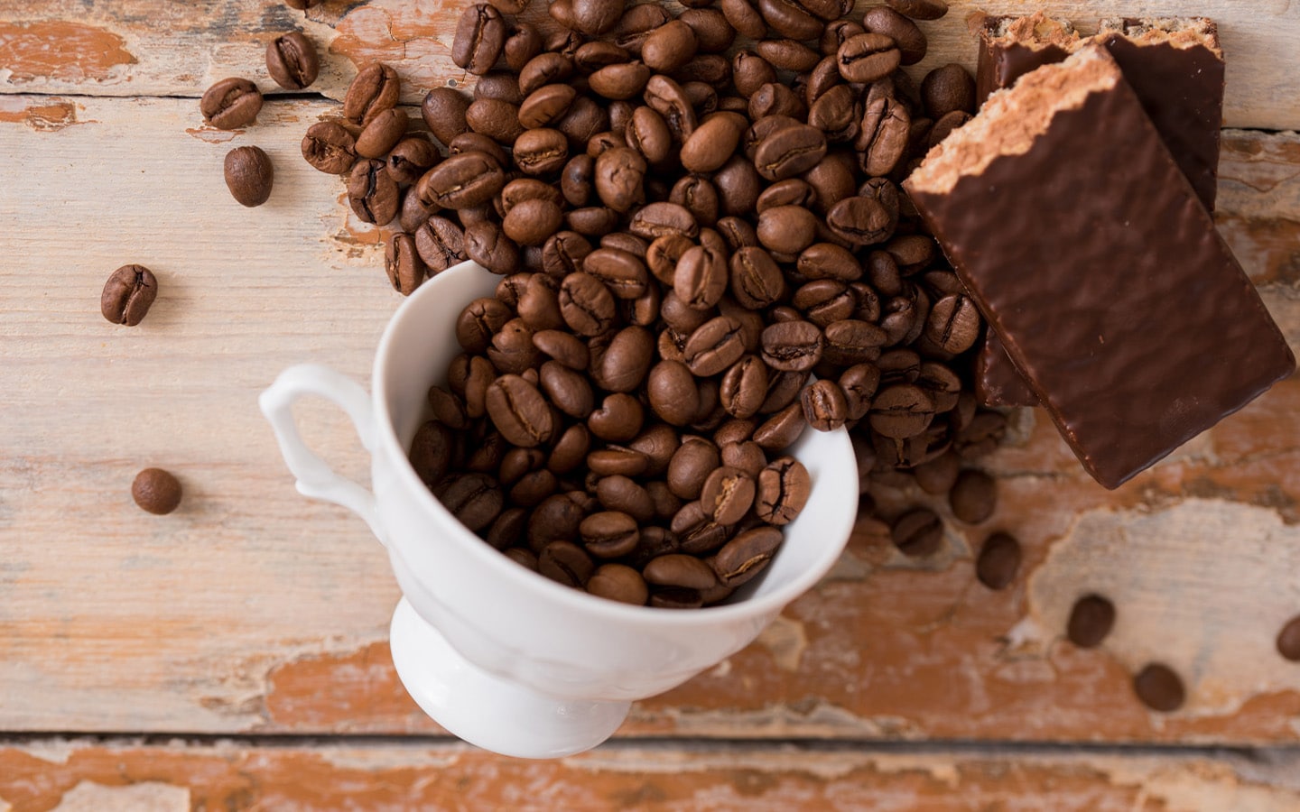 Koffiebonen in kop om de waarde van koffiebonen in koffie te onderstrepen