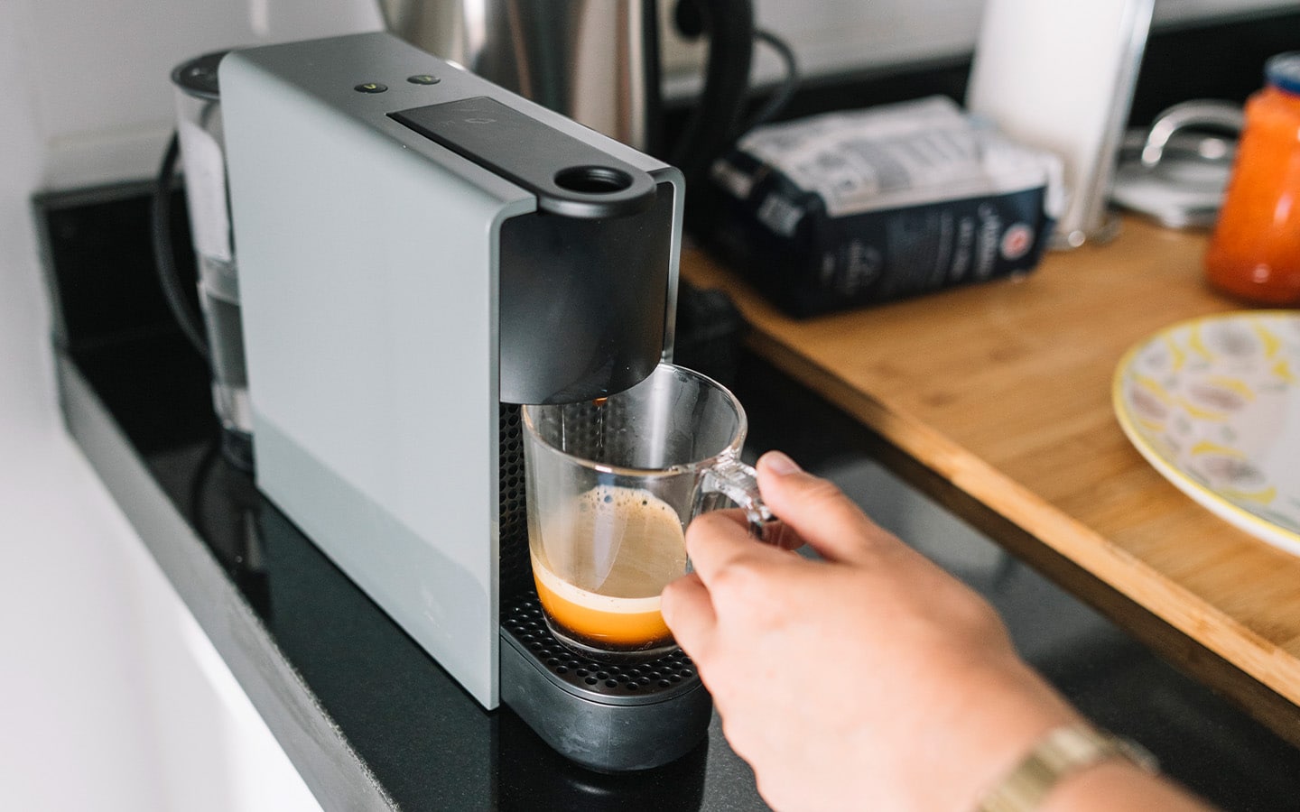 Voorbeeld van koffiemachine om relevantie van een goed koffieapparaat te onderstrepen