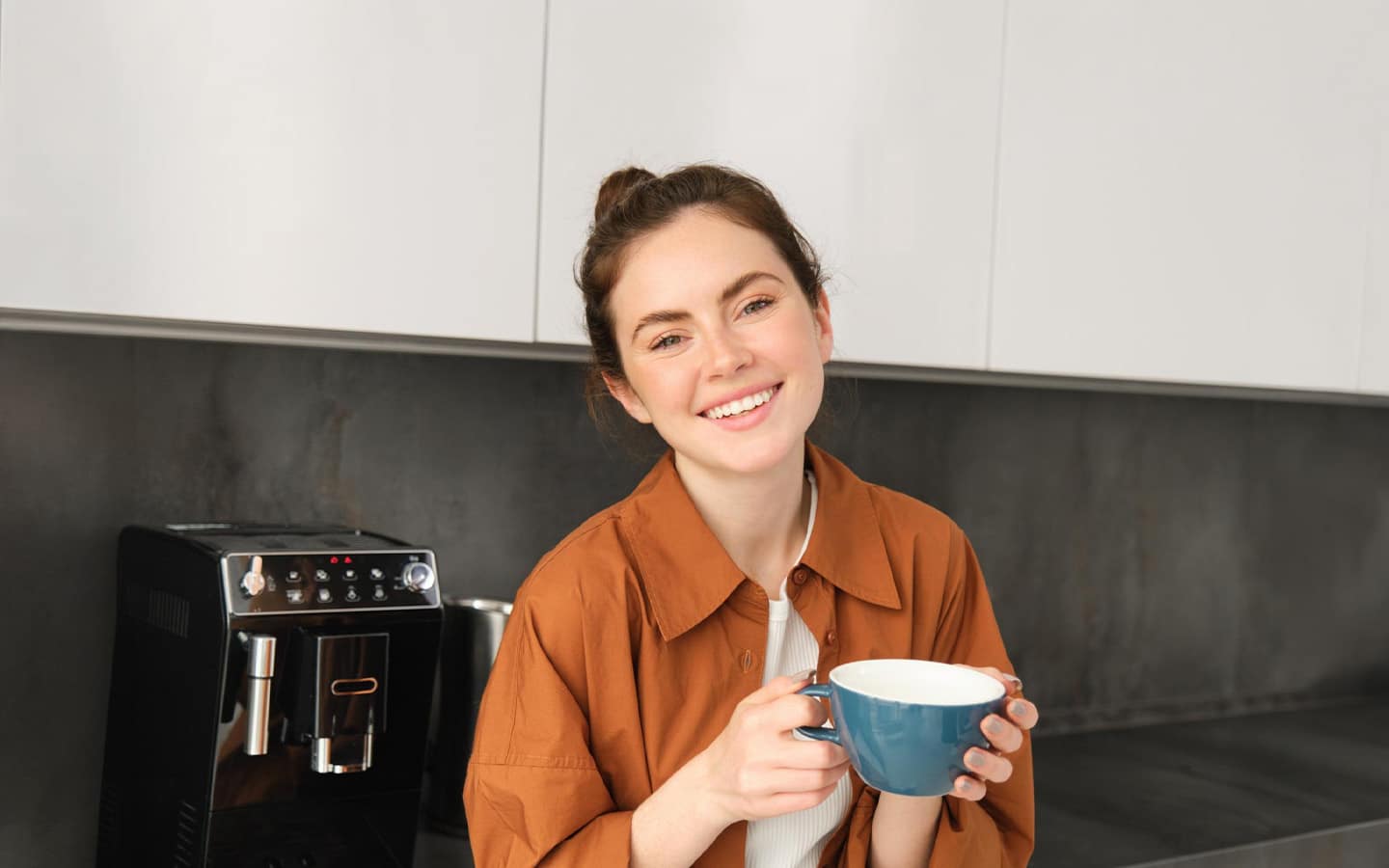 Vrouw in keuken met lekkende koffiemachine