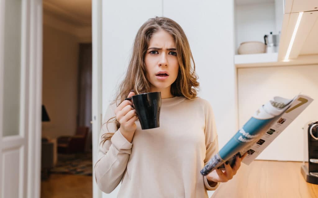 Vrouw ervaart stress door het drinken van te veel koffie