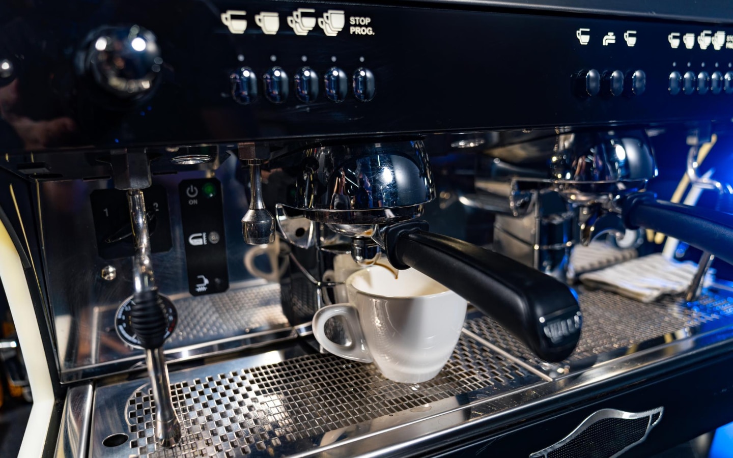 Voorbeeld van een tweedehands horeca koffiemachine die een cappuccino maakt