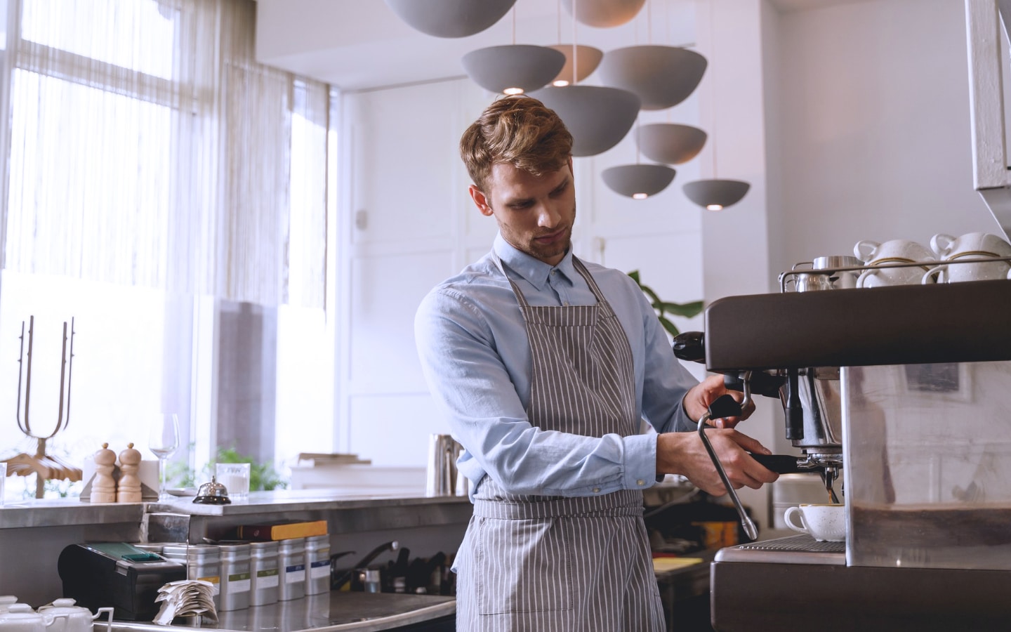 Barista maakt gebruik van een espressomachine in lease