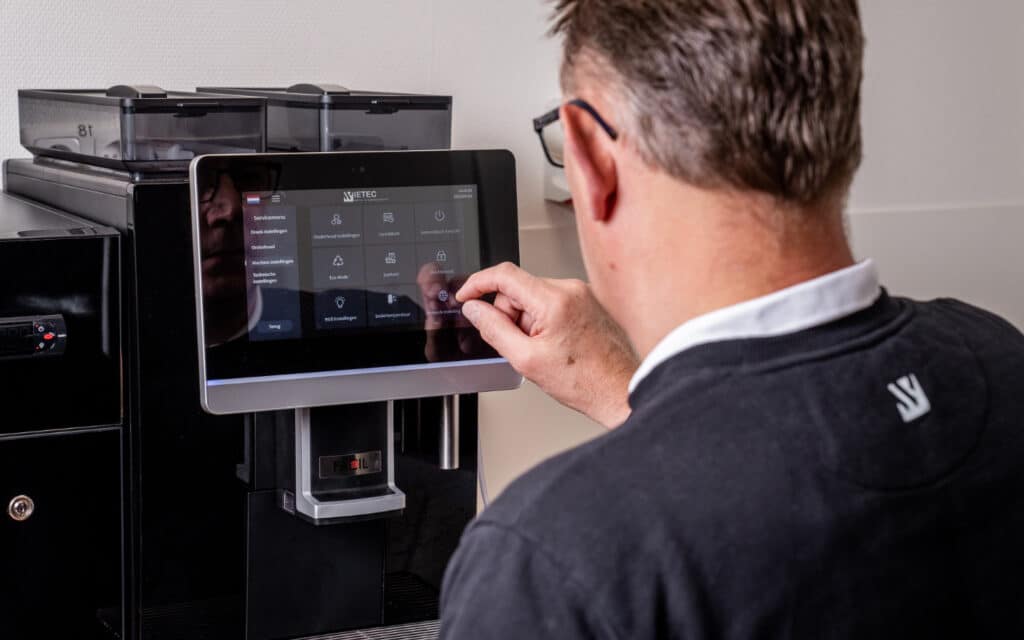 Wietec gebruikt reinigingstabletten voor een koffiemachine