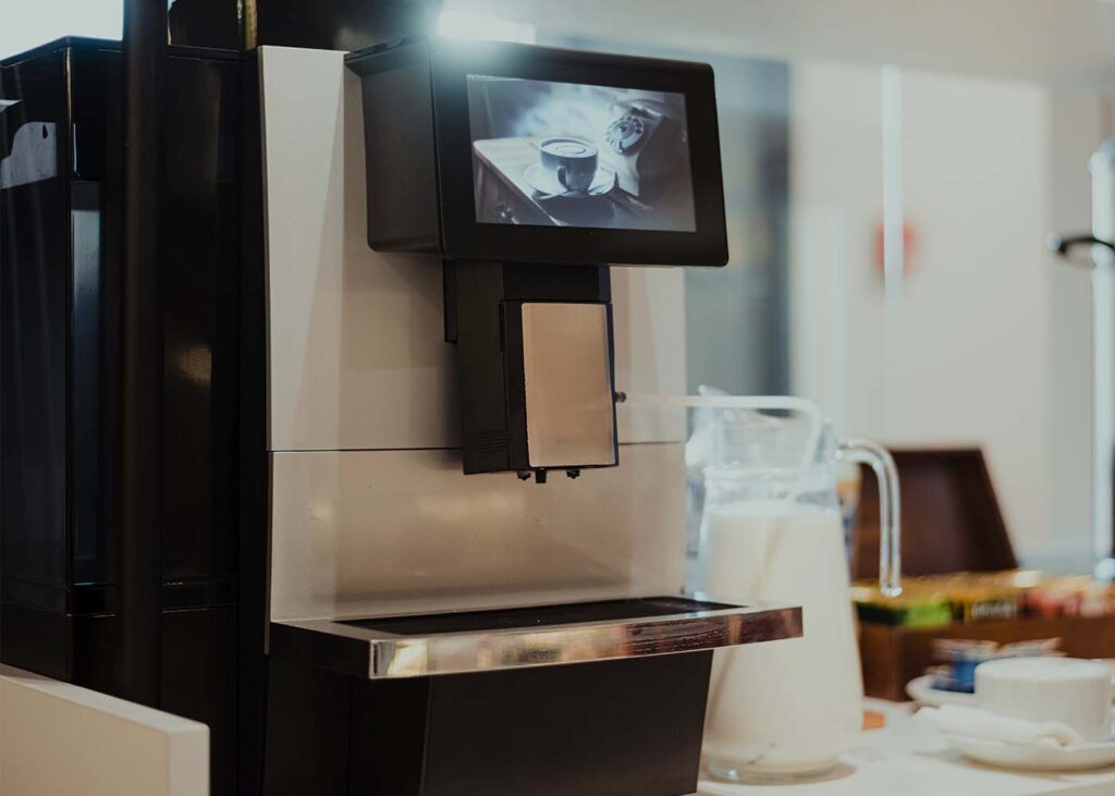 Volle-melk-in-een-koffiemachine