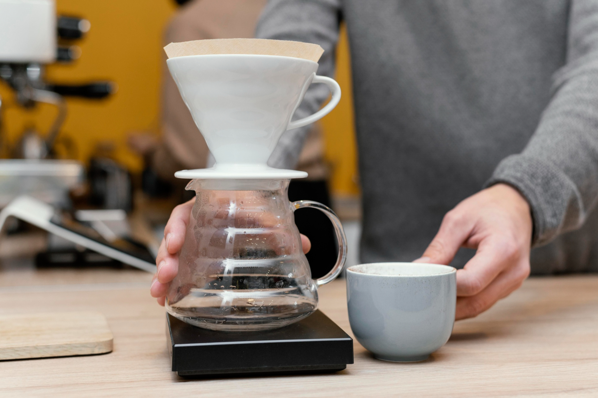 Koffiekan staat op een verwarmingselement