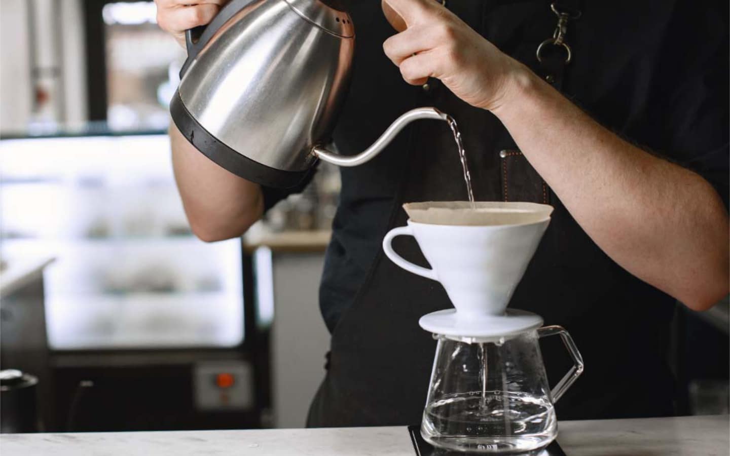 Waterreservoir koffiezetapparaat vullen met water