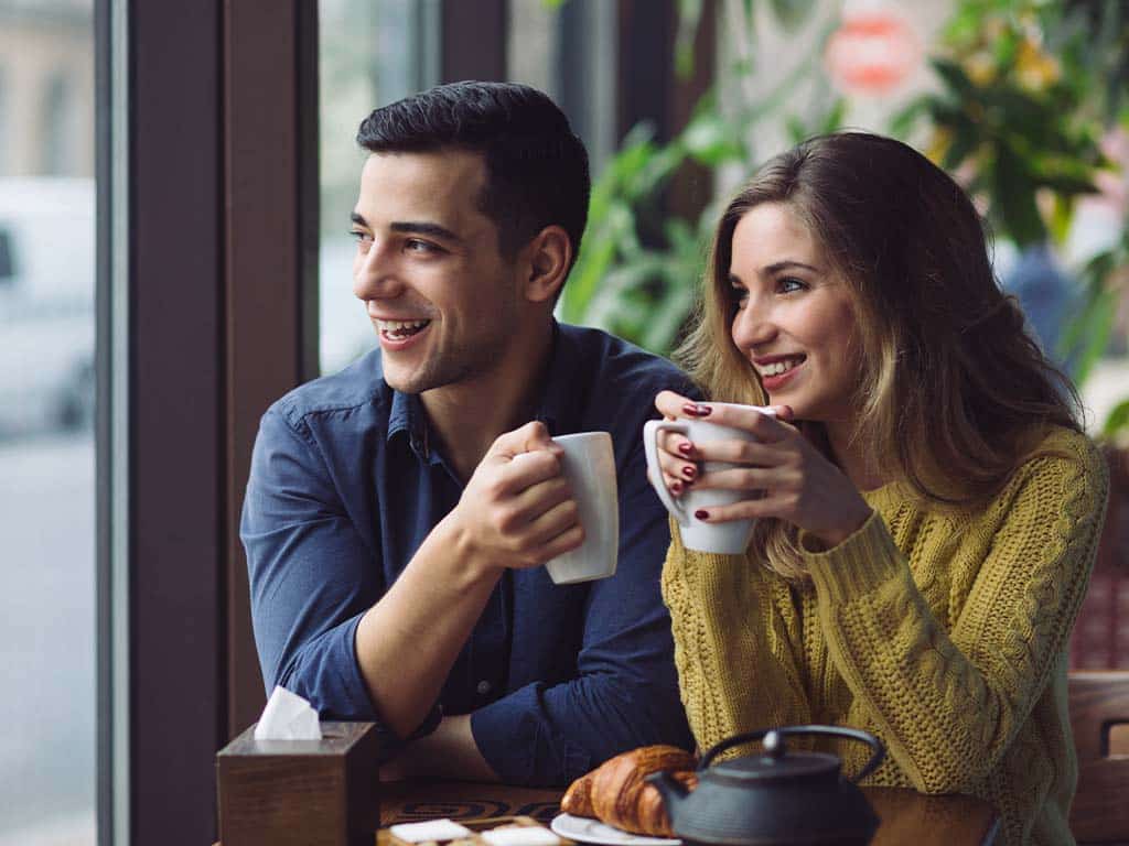 Koppel geniet van koffie