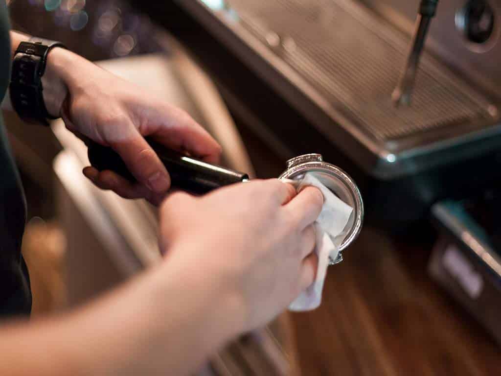 Levensduur koffiemachine verlengen door schoonmaken