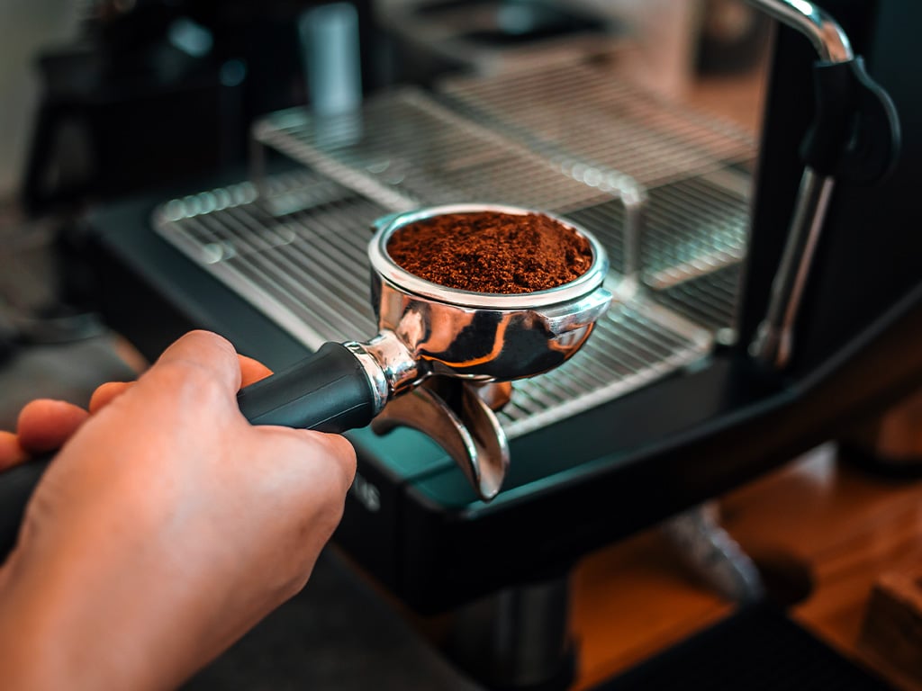 Gemalen-koffie-in-piston