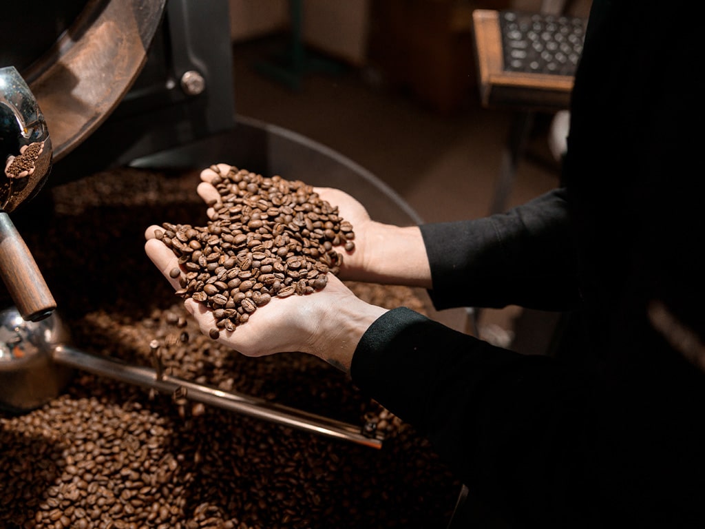 Bonen koffie wordt gemalen tot instant koffie