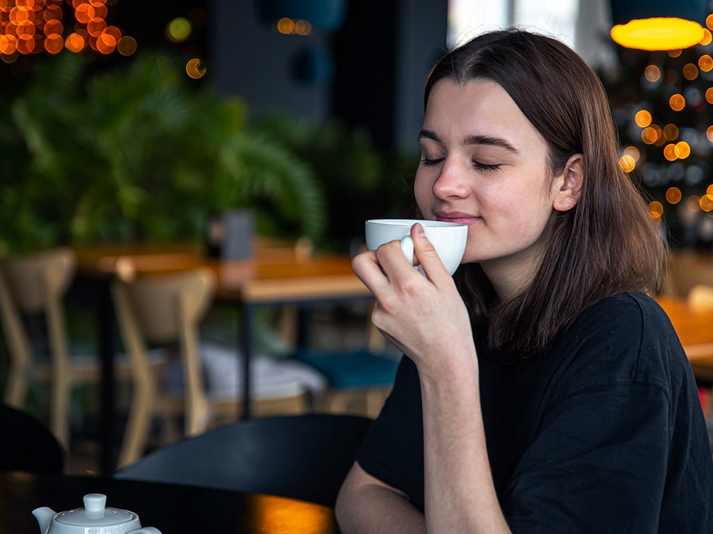 Drinken van instant koffie