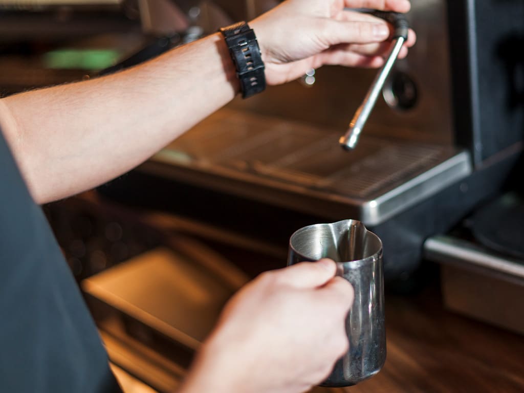 Opschuimen van melk voor flat white