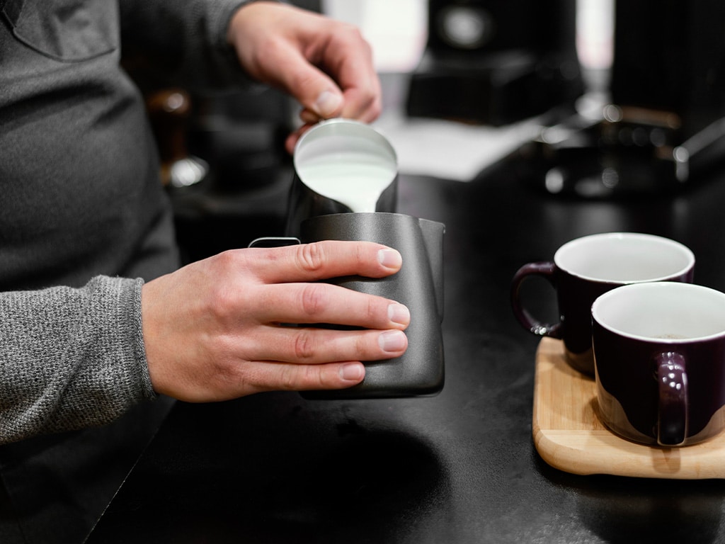 Opschuimen van melk voor koffie verkeerd