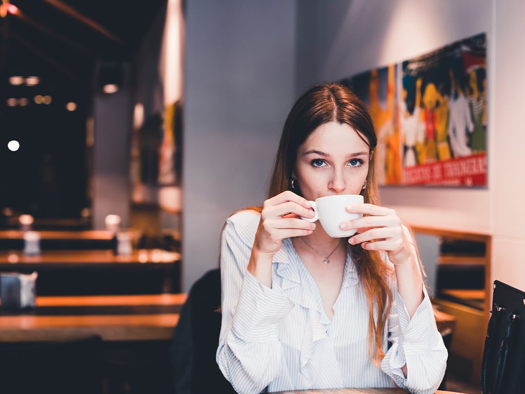 Vrouw drinkt lungo koffie