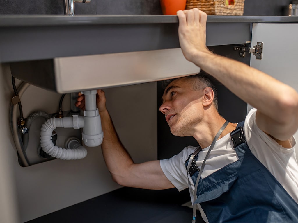 Expert maakt vaste wateraansluiting koffiemachine