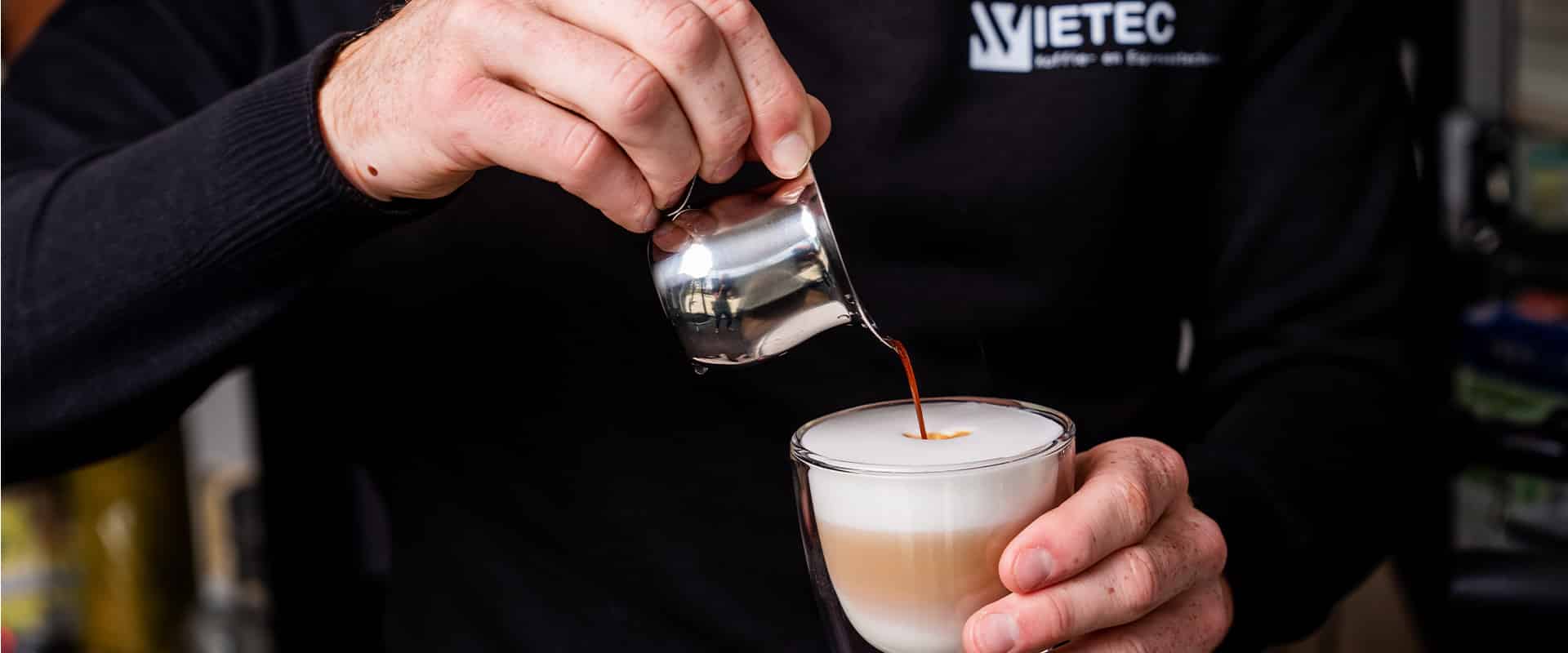 Koffie inschenken kantine