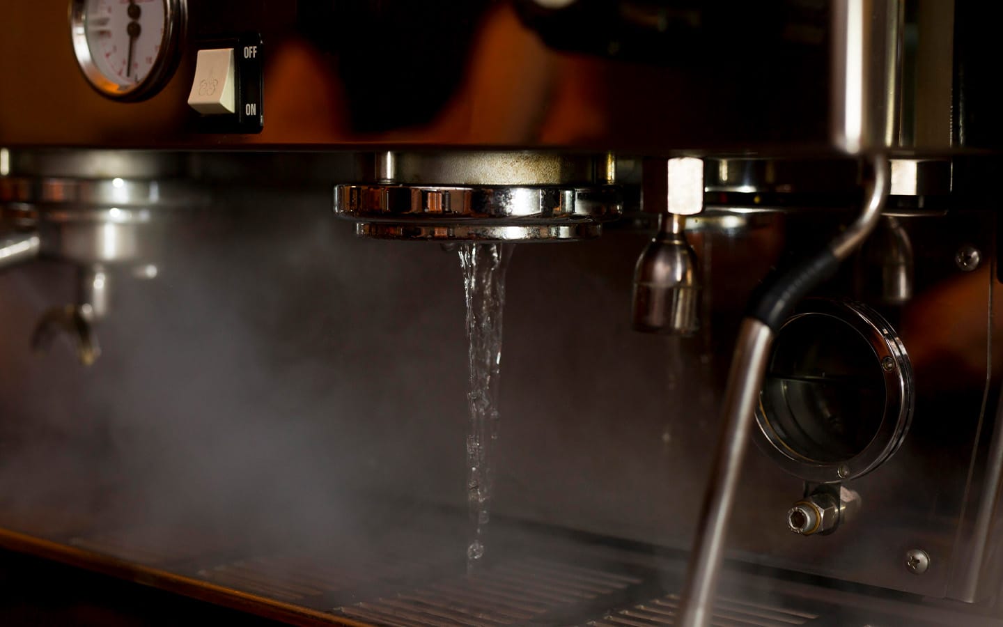 Koffiemachine Lekt Water, Zo Los Je Het Op! - Wietec.Nl