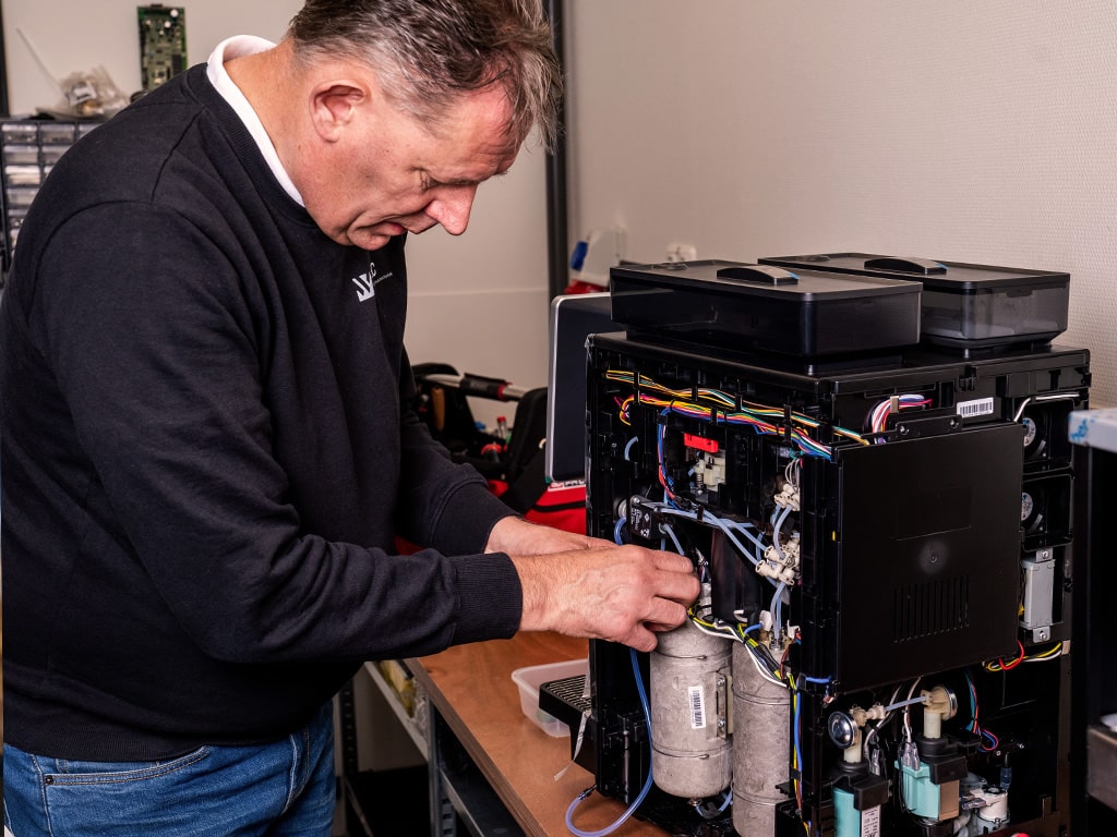 Service aan koffiemachine door Wietec