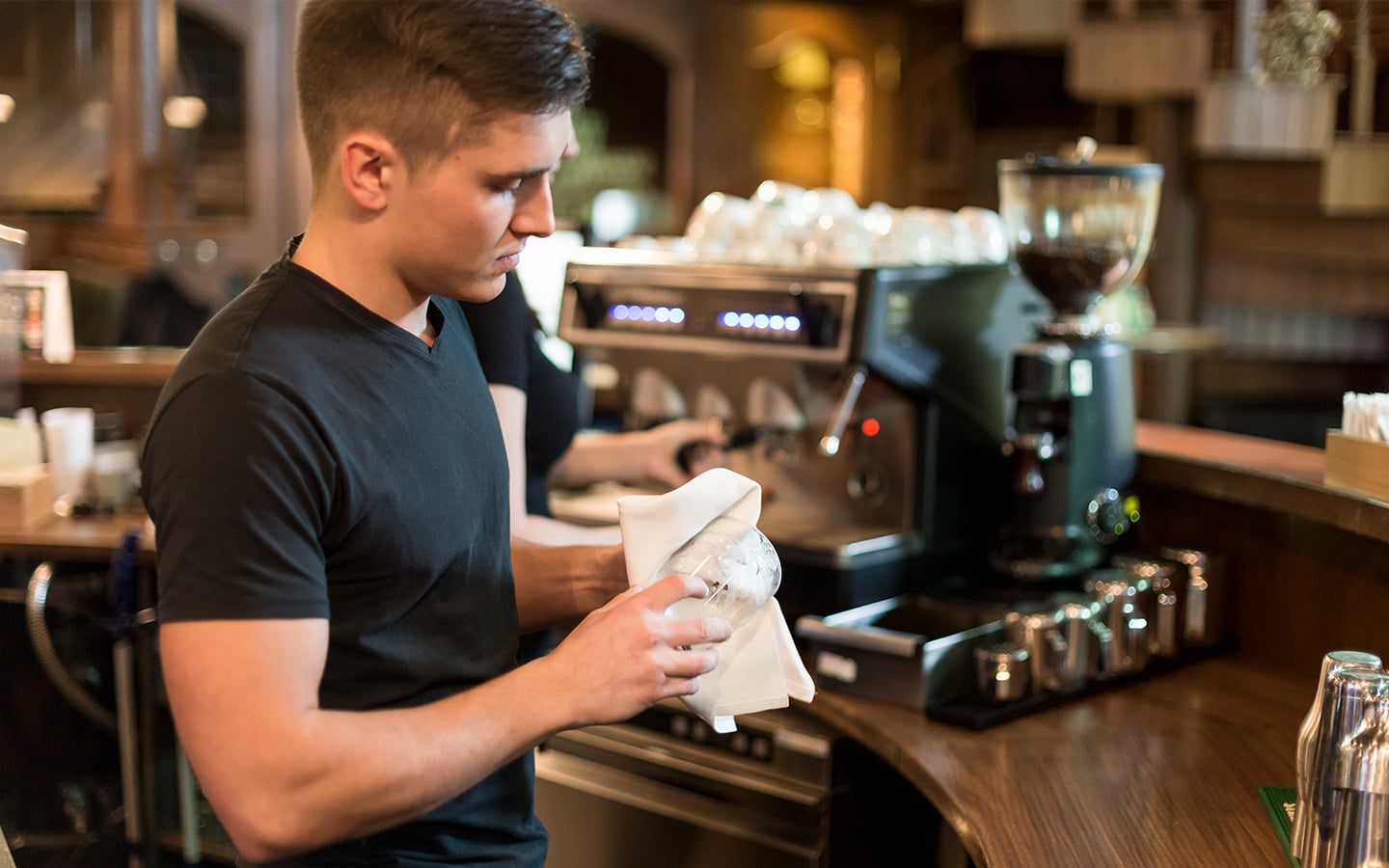 Barista maakt glazen schoon
