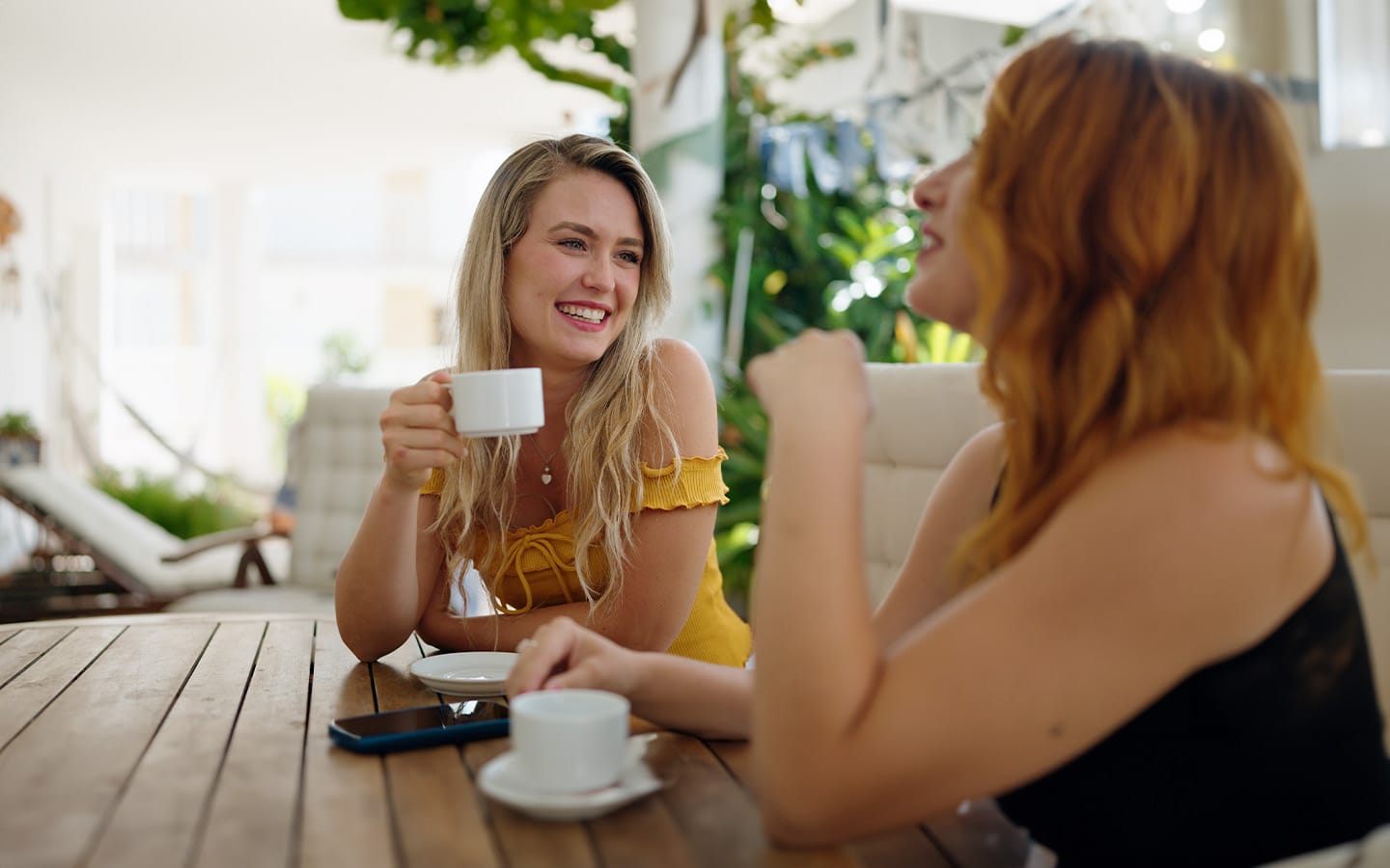 Vrouwen drinken cortado in café