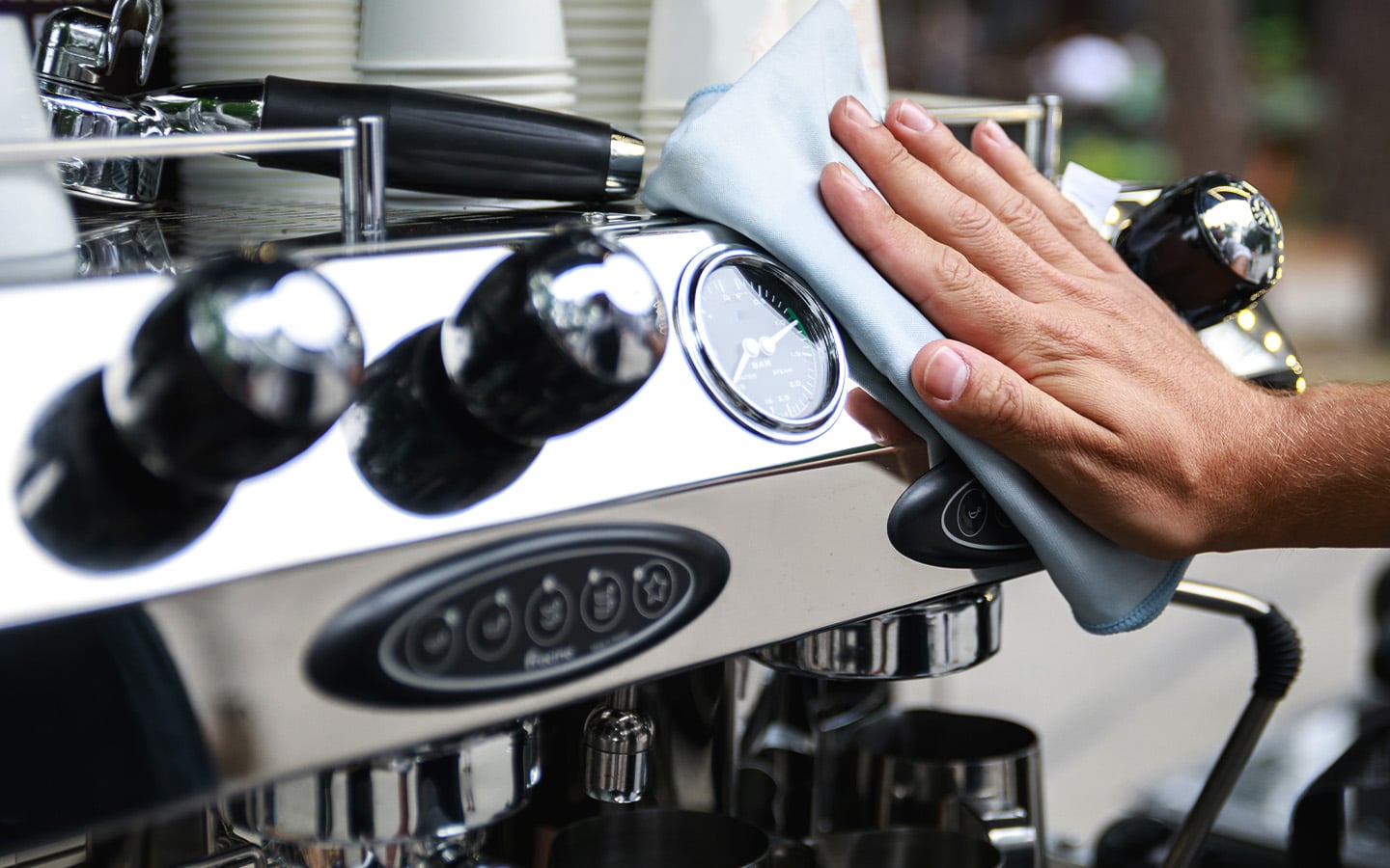 Espressomachine ontkalken en schoonmaken