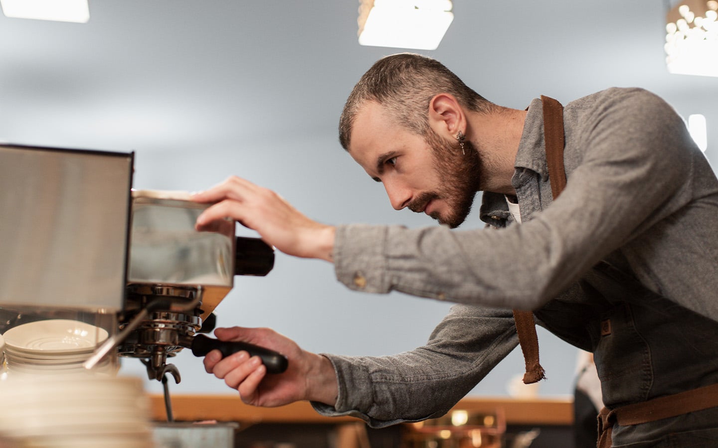 Handmatig koffie zetten espressomachine ontkalken